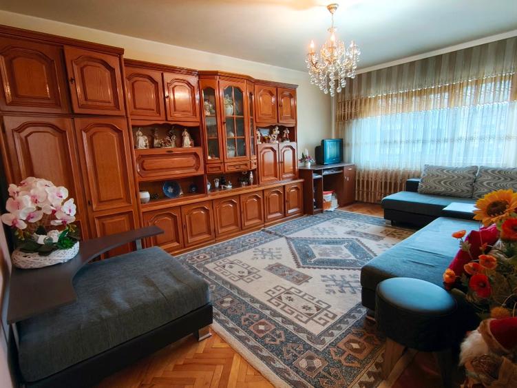 Vând apartament cu 3 camere central,  - 1