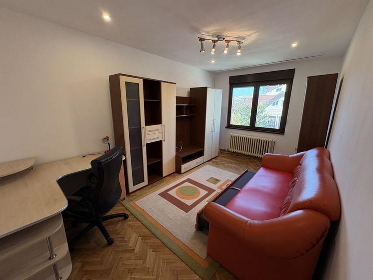 Apartament cu 3 camere decomandat în Lipovei