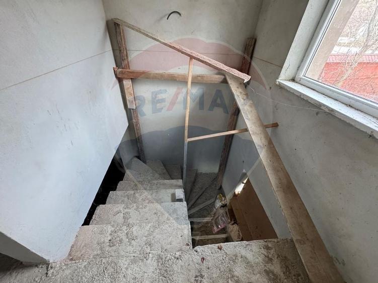 Casă / Vilă cu 6 camere de vânzare în zona Darmanesti - 43