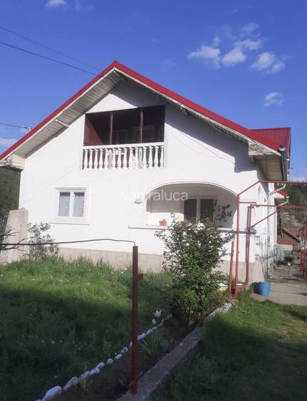 Casa intr-o zona pitoreasca de deal Bezdead, Dambovita Casa intr-o zona pitoreasca de deal Bezdead, Dambovita