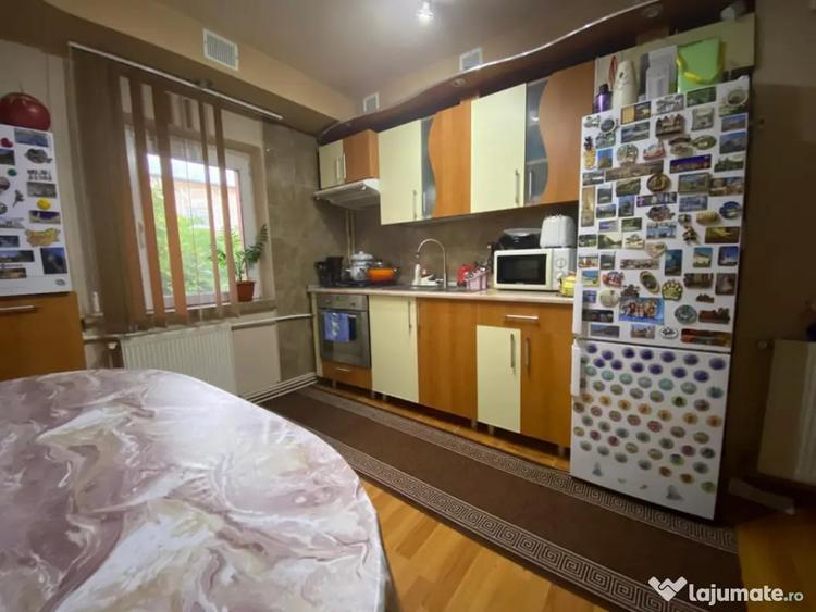 Apartament cu 3 camere decomandat în 1 Mai
