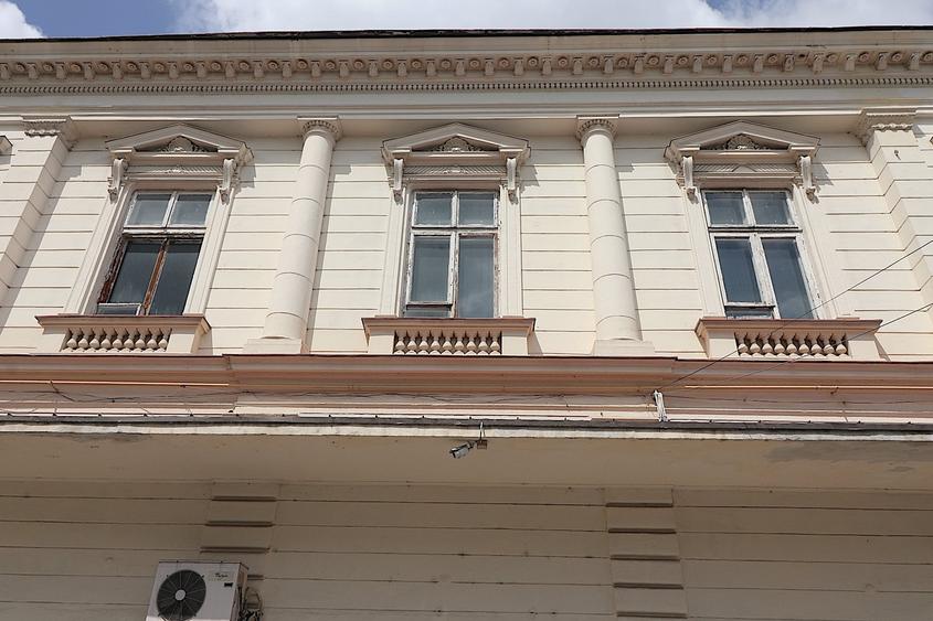 Casă cu 60 camere cu Canalizare în Centrul Istoric