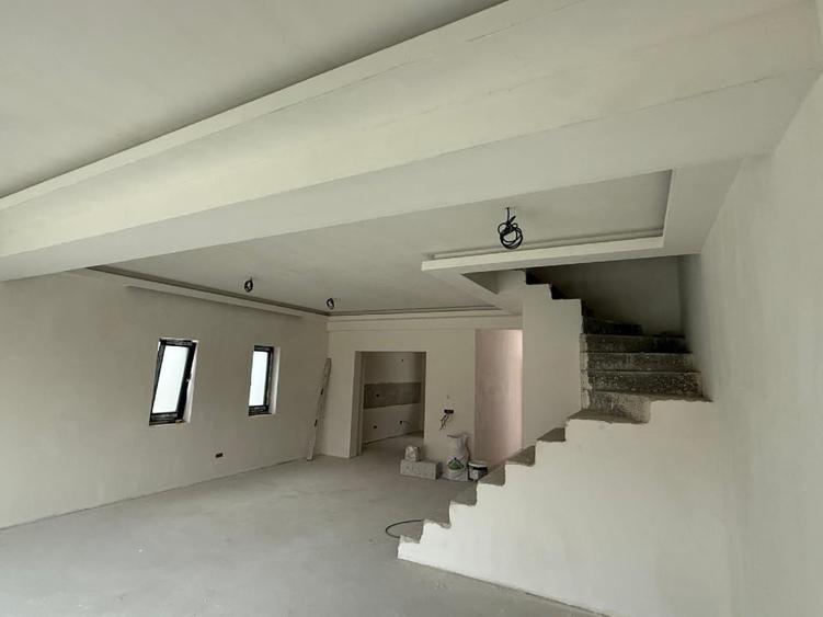 Duplex cu 5 camere cu Canalizare în Central