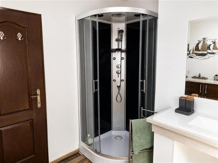 Casă individuală cu 2 camere cu Teren 350 Mp în Craiter