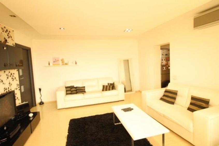 Apartament cu 3 camere semidecomandat, mobilat în Alexandru Obregia