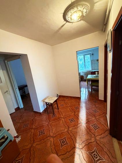 Apartament cu 4 camere decomandat, mobilat în Far