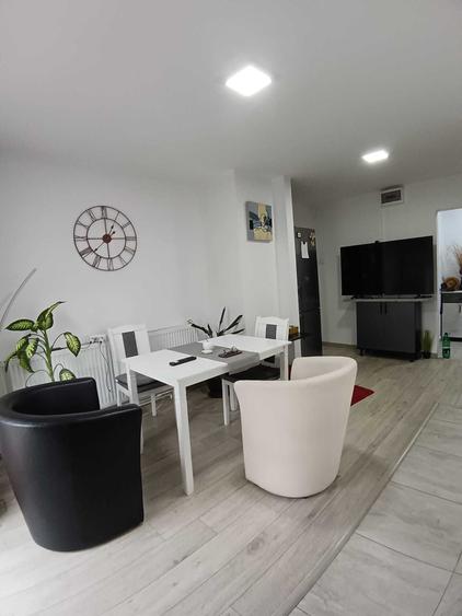 vand apartament 4 camere zona centru Resita - 2