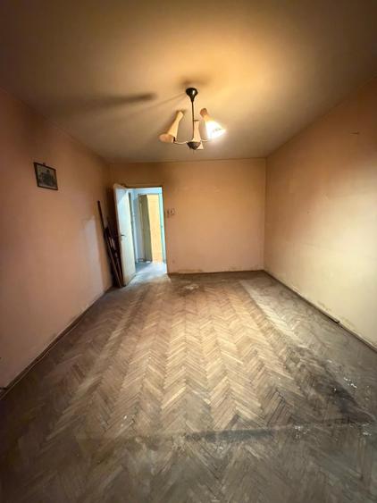 Titan, la 5 minute metrou Costin Georgian, pe intrarea Muncii, bloc 1977 - 12