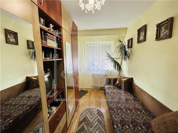 Apartament de vanzare in Sibiu - 3 camere, 2 balcoane si pivnita - - 12