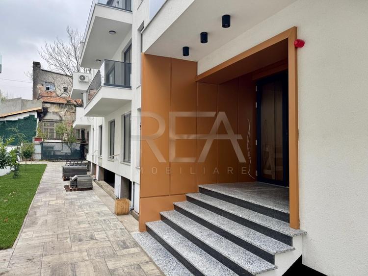 Apartament cu 3 camere semidecomandat în Matei Voievod