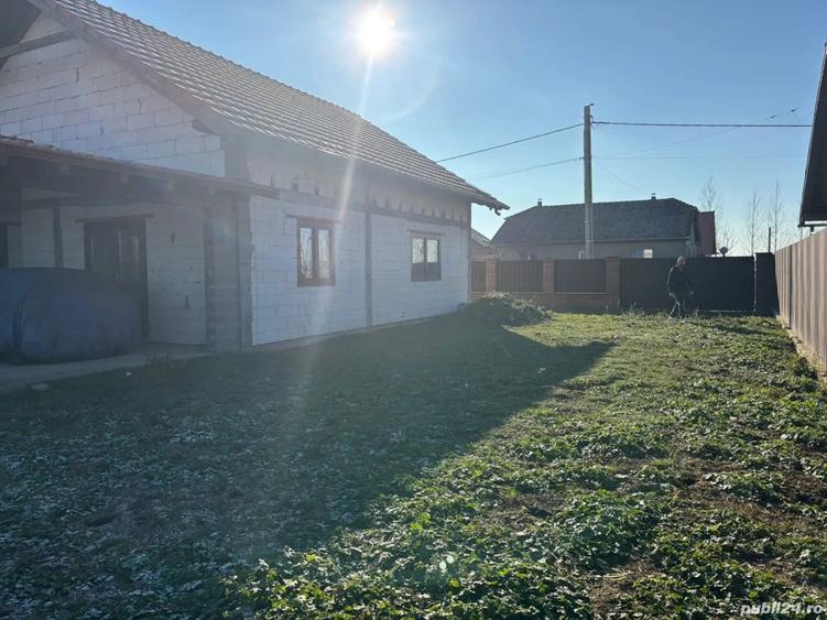 Vand casa la rosu cu tamplarie PVC - 4