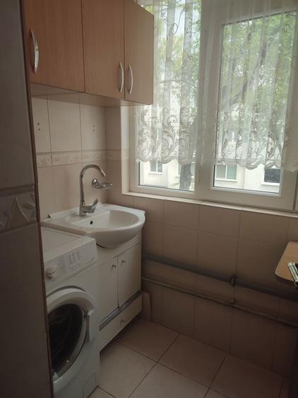 Propietar,inchiriez apartament cu o camera,decomandat in Nicolina 1 - 8