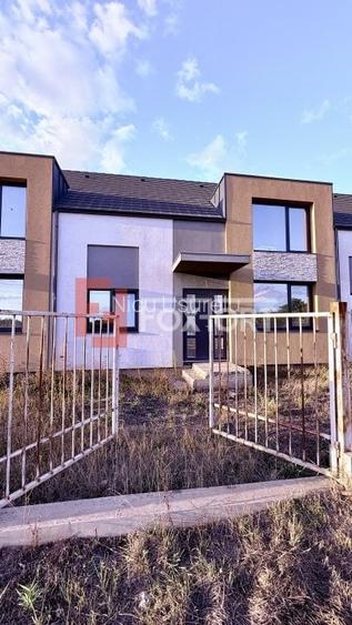 Casa tip triplex, cu 2 camere, de vanzare in Sanandrei.