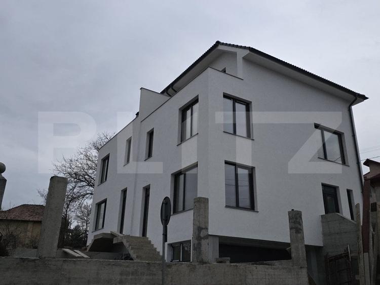 2 Unitati, Duplex semifinisat, zona Dambul Rotund, priveliste spre oras - 1
