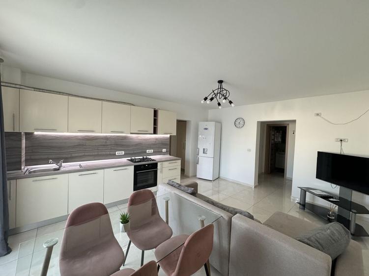 Apartament cu 3 camere semidecomandat, mobilat în UTA