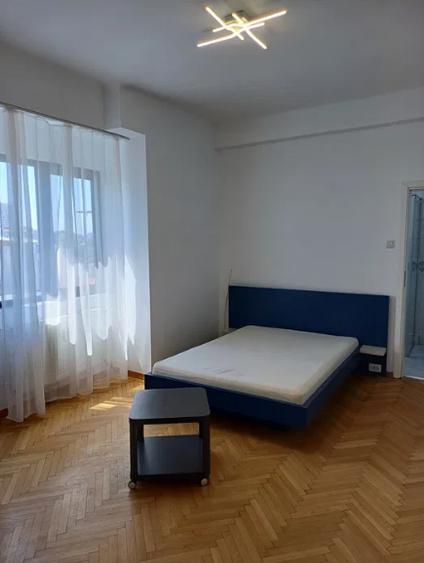 Garsonieră decomandată în Romană