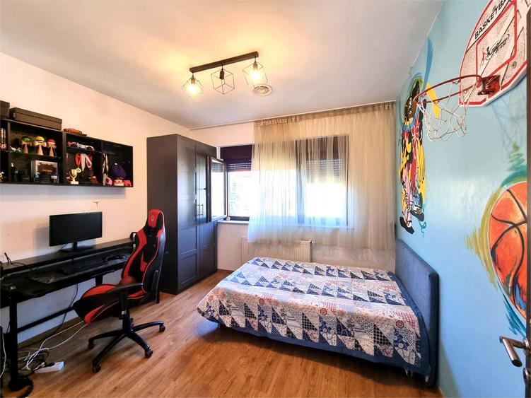 Chitila langa Lacul cu Nuferi si Padure - 9