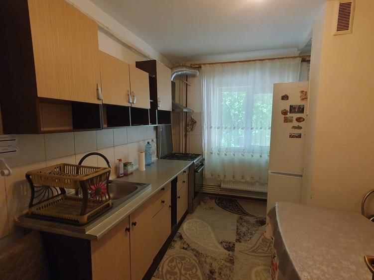 Inchiriez apartament 3 camere zona 300 - 1