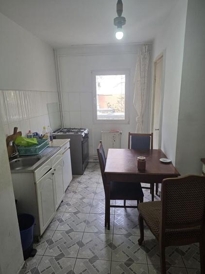 De închiriat apartament 4 camere DC - 16
