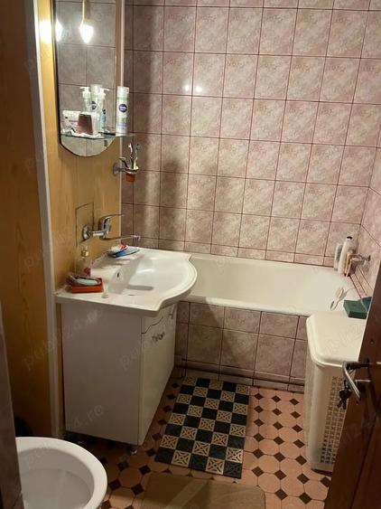 Vand apartament cu 2 camere etaj 1 - 3