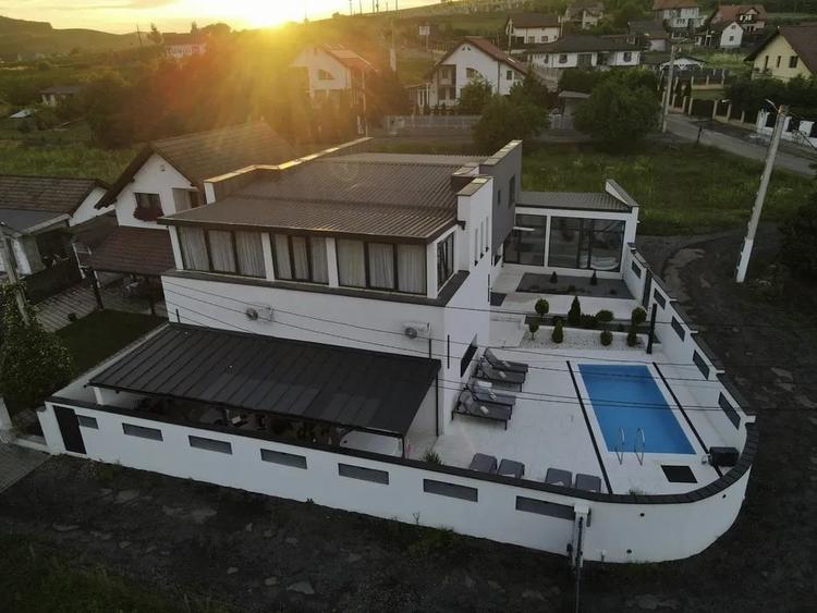 Casă cu 6 camere cu Piscina în Sântana de Mureș
