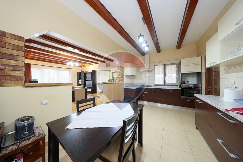 Casă individuală cu 4 camere cu Teren 2389 Mp în Sânpetru