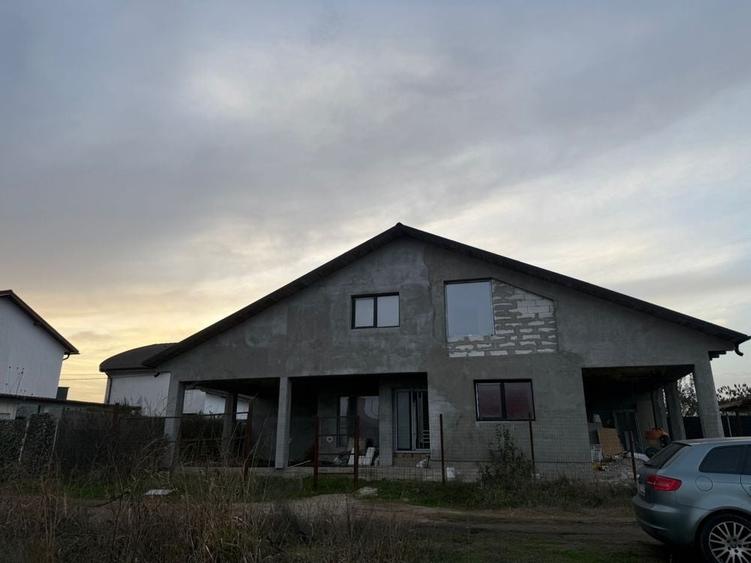Casă cu 4 camere în Costi
