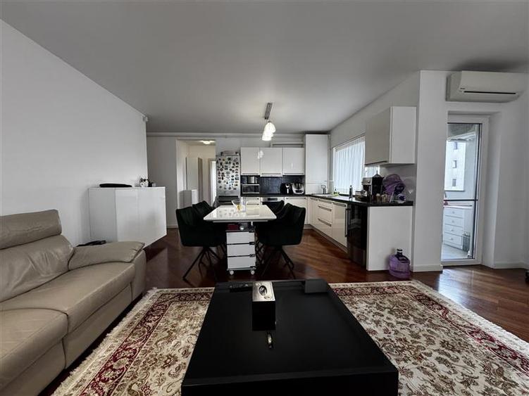 Apartament cu 3 camere semidecomandat în Borhanci