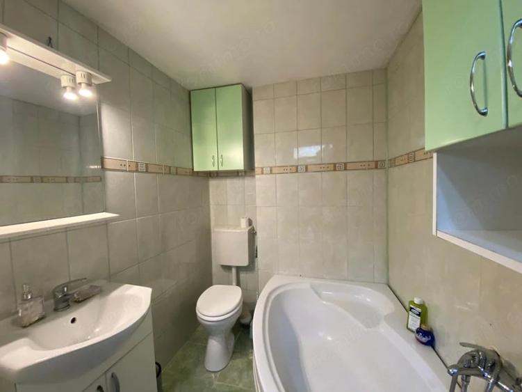 Apartament cu 3 camere semidecomandat în Central