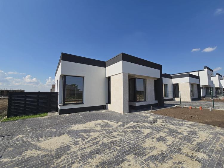 Casa parter 3 camere - 2 bai - apa curenta- incalzire pardoseala- str asfaltata - 1