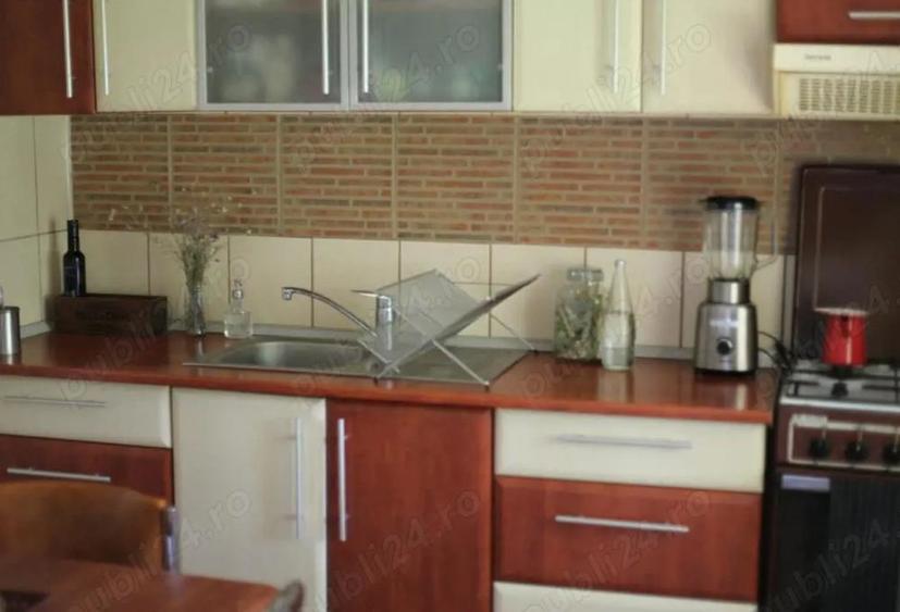 Vand casa si curte spatioase de 400 mp, cu multa verdeata,situate intr-o zona linistita! - 9