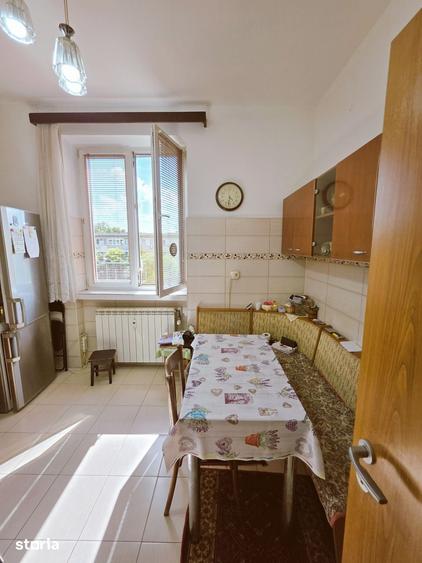 Apartament cu 3 camere decomandat în Drumul Taberei