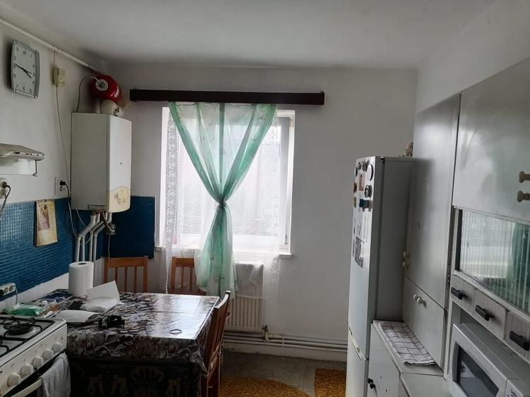 Apartament cu 3 camere semidecomandat, mobilat în Trivale