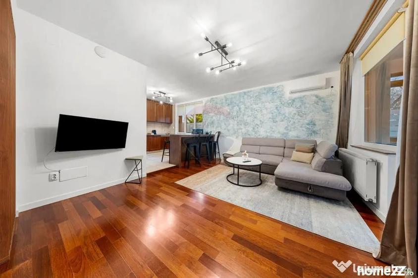 Casă cu 7 camere cu Teren 705 Mp în Central