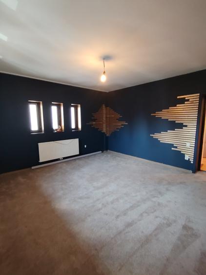 Apartament cu 4 camere semidecomandat în P-ța Victoriei