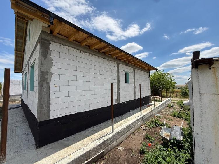 Casă individuală cu 4 camere cu Canalizare în Valu lui Traian