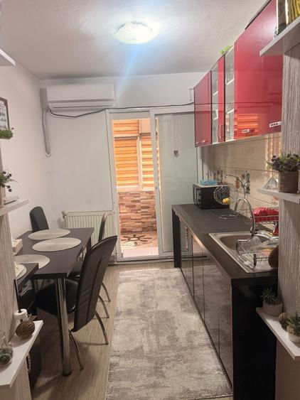 Apartament cu 3 camere decomandat în Exterior Vest
