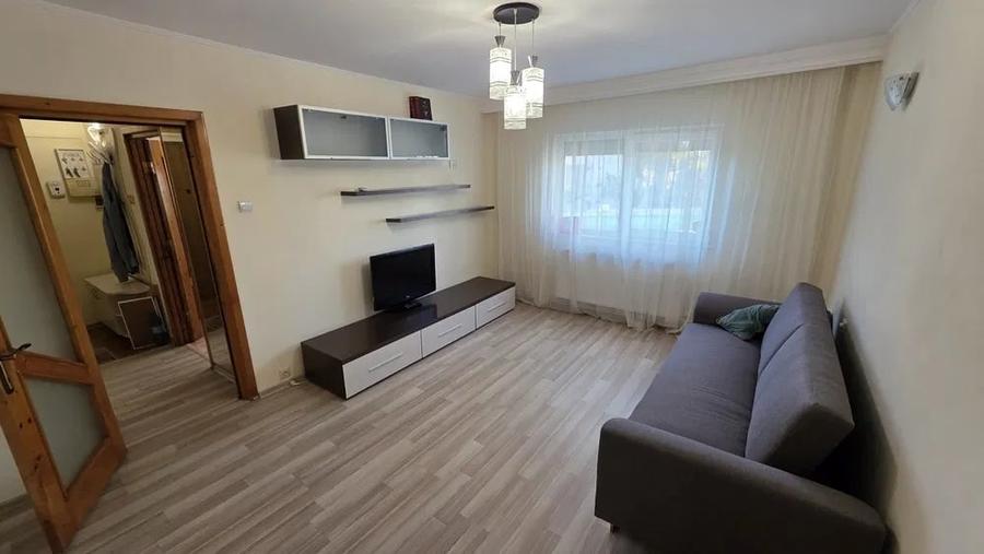Apartament cu 4 camere decomandat în Casa de Cultură