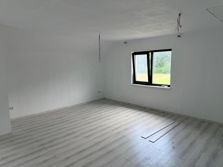 Casă cu 5 camere cu Garaj în Măriței