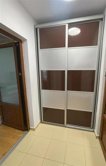 Apartament cu 3 camere semidecomandat, mobilat în Ultracentral