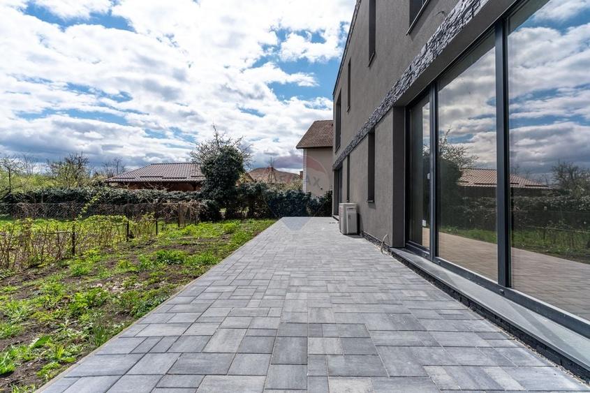 Casă cu 5 camere cu Teren 250 Mp în Mărăști