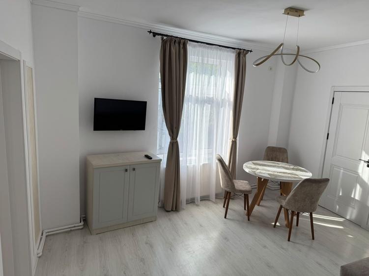Apartament cu 3 camere decomandat în Moșilor
