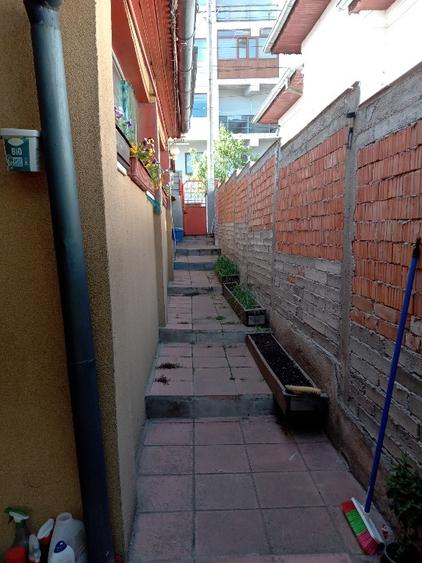 Casă la curte , metrou Mihai Bravu,300 metrii - 1