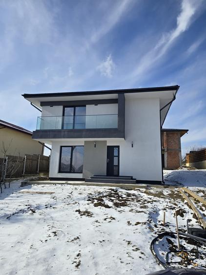 Vila cu 3 dormitoare, living, dresing si 2 bai - 1