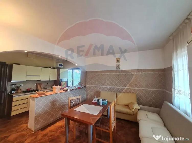 Casa / Vila cu 6 camere in Jorasti - 4