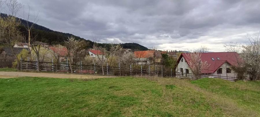 Teren in zona pitoreasca , usor accesibila , cu utilitati si panorama deosebita - 1