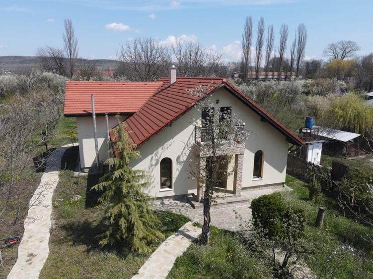 Vanzare vila noua & casa de la 1893 restaurata+ curte de 2.000 mp - 2