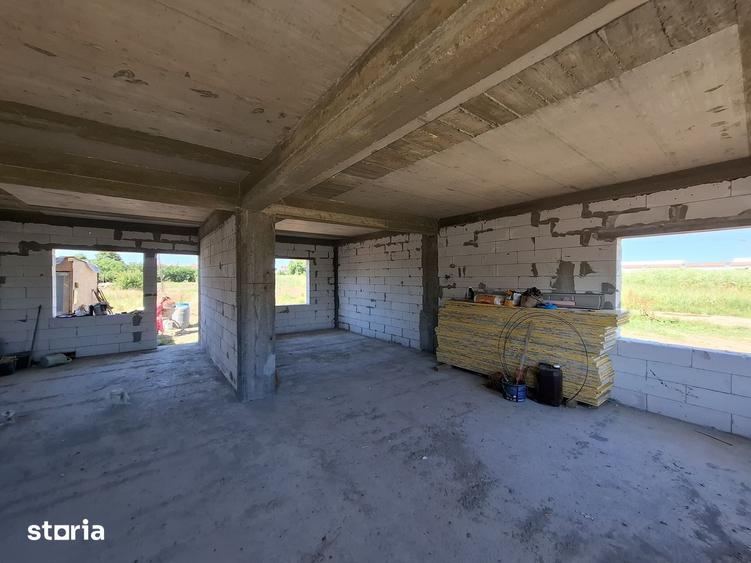 Casă cu 5 camere cu Canalizare în Vest