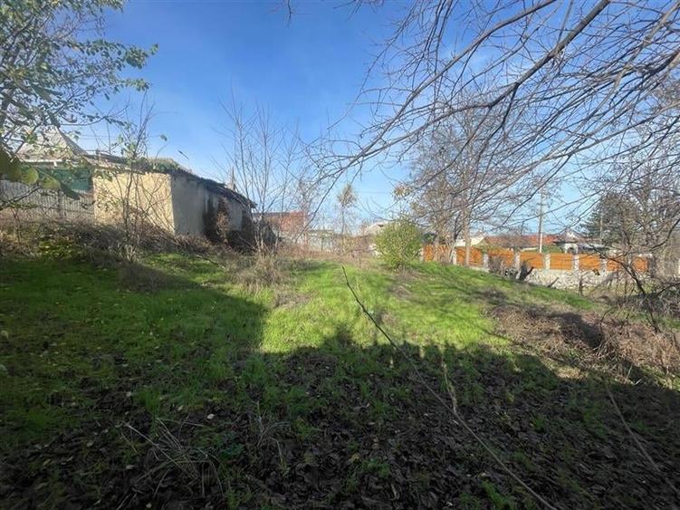 Teren Construcții intravilan de 521 mp, în Est