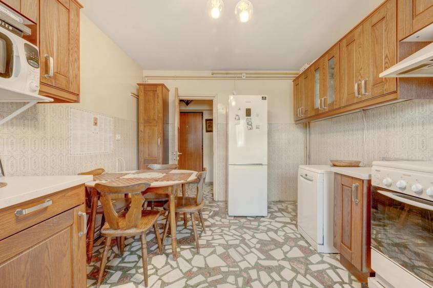 Apartament cu 4 camere semidecomandat, mobilat în 1 Mai